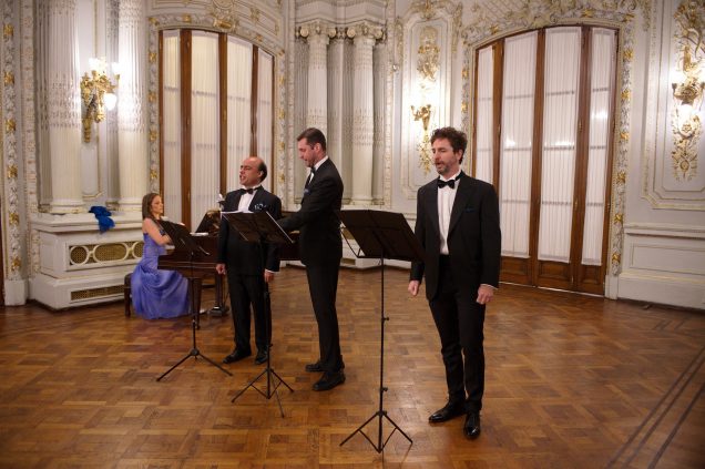 los tres tenores argentinos cantantes cantante maría josé maito pianista cristian karim taleb sebastián russo fermín prieto