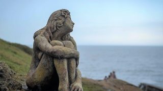 mujer mirando al mar escultura mario magrini mar del plata