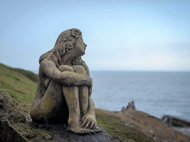 mujer mirando al mar escultura mario magrini mar del plata