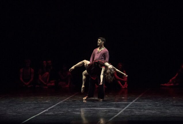 cantata danza ballet contemporáneo del teatro san martín mauro bigonzatti coreógrafo
