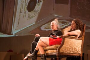 La fragilidad de las casas teatro directora autora actriz Victoria Almeida