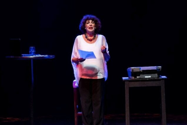 ¿Qué hace una chica como yo en una edad como esta? teatro humor unipersonal actriz Gabriela Acher