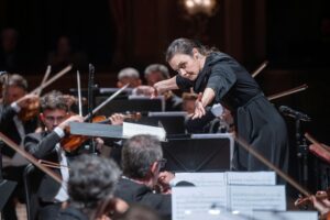 Tres siglos, Tres voces concierto Orquesta Filarmónica de Buenos Aires directora Zoe Zeniodi pianista asiya korepanova