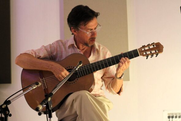 Marcos Montes en el estudio grabando “Un mundo guardado” dedicado a Atahualpa Yupanqui