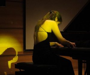 Historias íntimas de un piano concierto Lorena Eckell pianista Fundación YPF Deloitte Carlos Haehnel director