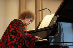 carmen piazzzini pianista plaqueta de plata al mérito